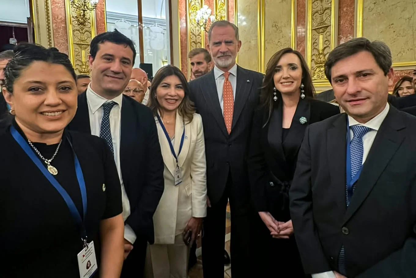 En medio de la gira de Milei por París, Victoria Villarruel se mostró junto al rey de España