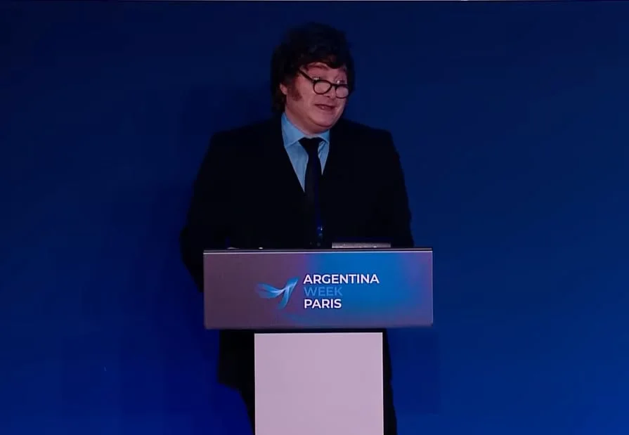 Milei defendió los cambios de su gobierno y dijo en París: “Estamos bien armados para enfrentar los intentos golpistas”