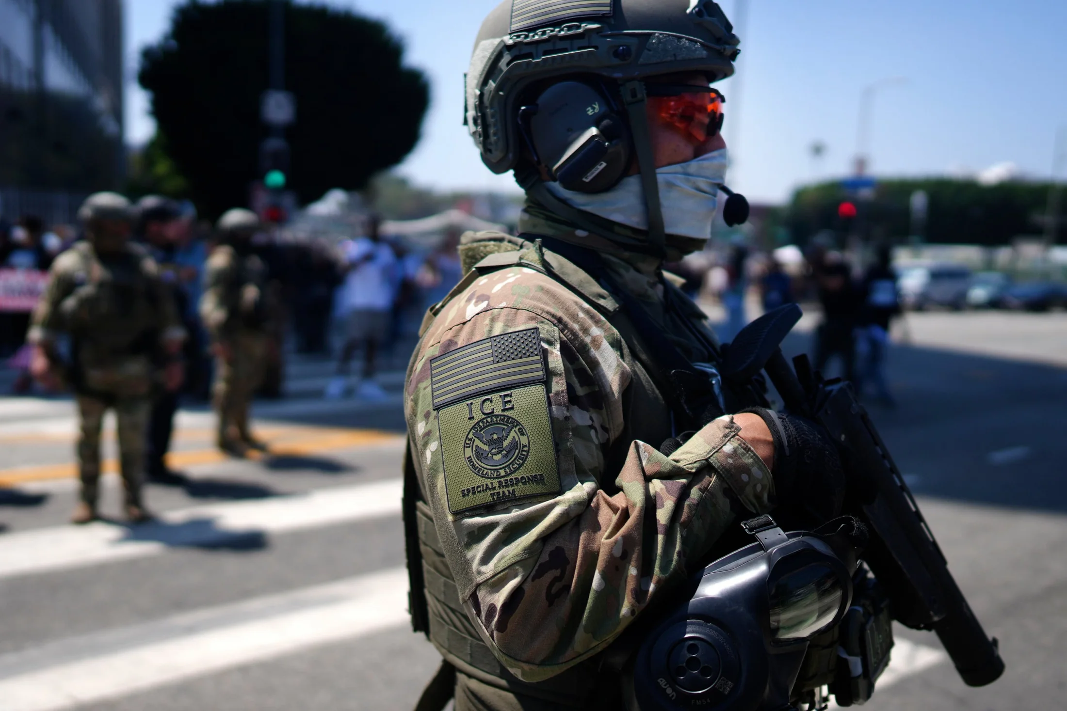 La ley es clara: Newsom firmó la prohibición de oficiales del ICE con mascarillas en operativos migratorios