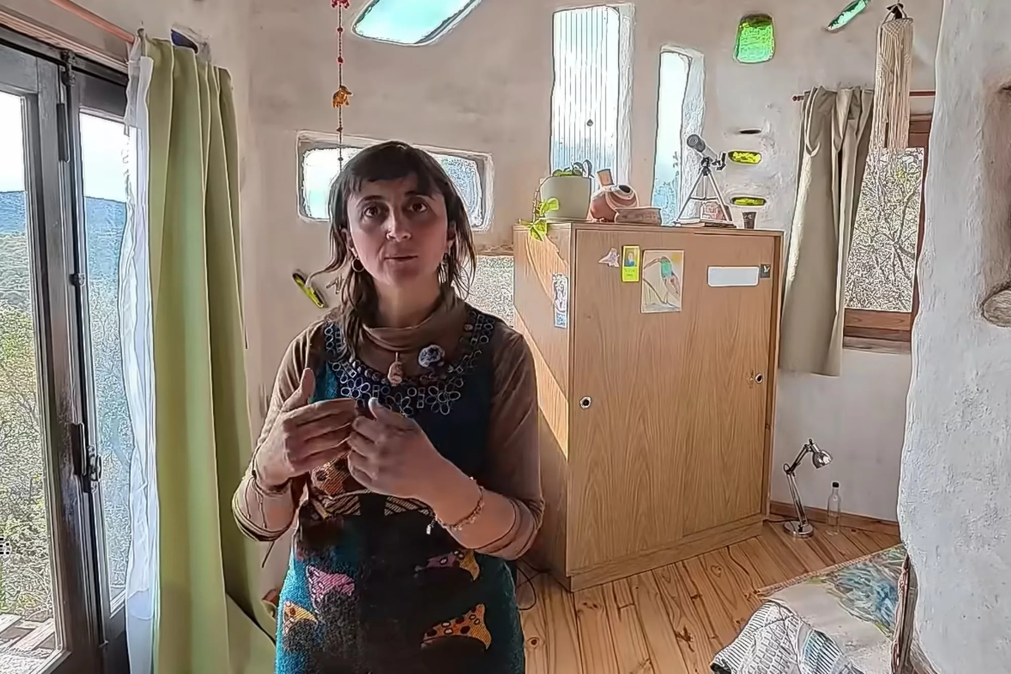 Mariana, 38 años, construyó su casa con parabrisas y barro: “Levantar una tiny house es el acto valiente de simplificar para florecer”