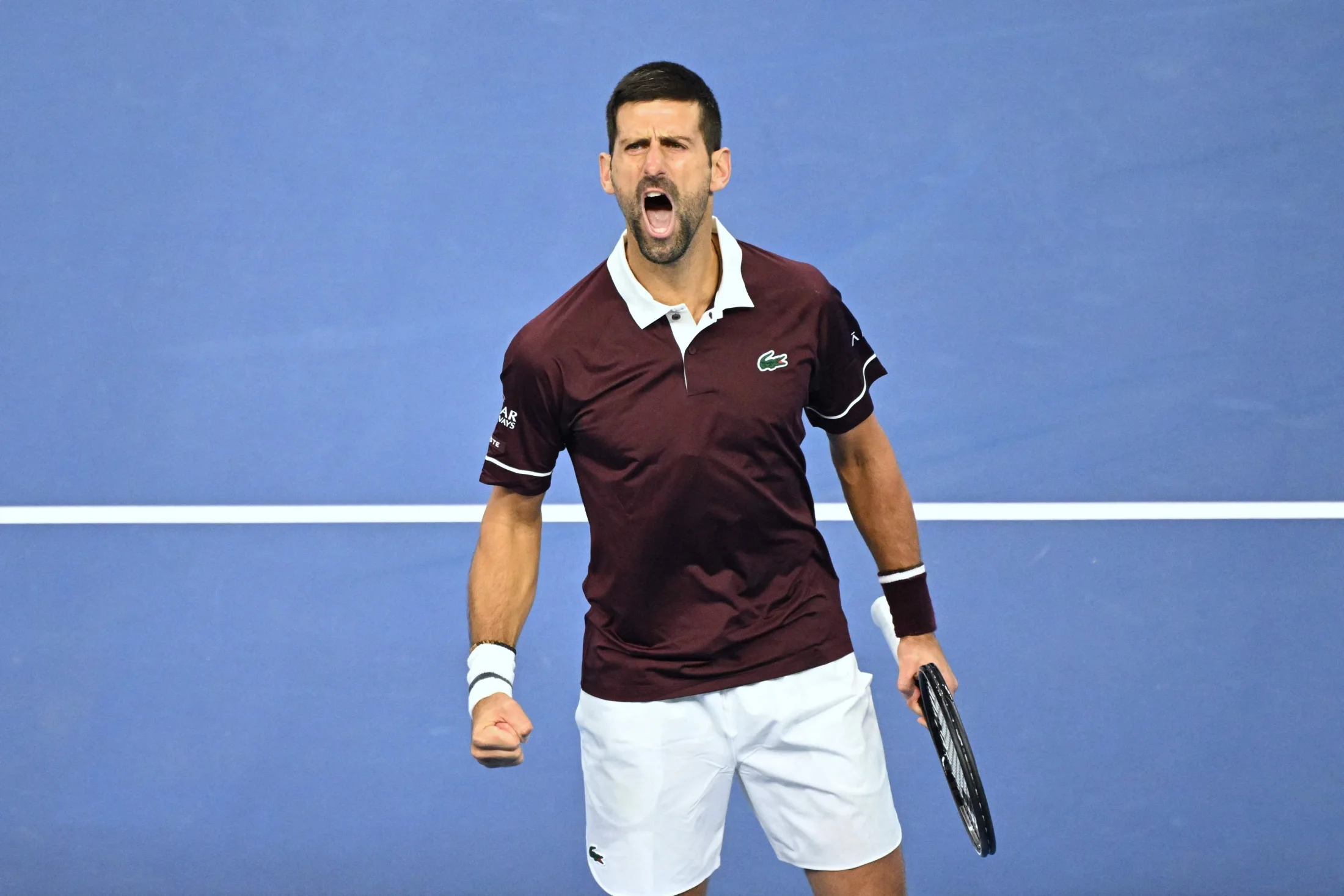 Novak Djokovic sigue haciendo historia: derrotó a Alexander Zverev, el jugador del año, y sostiene su invicto en Pekín