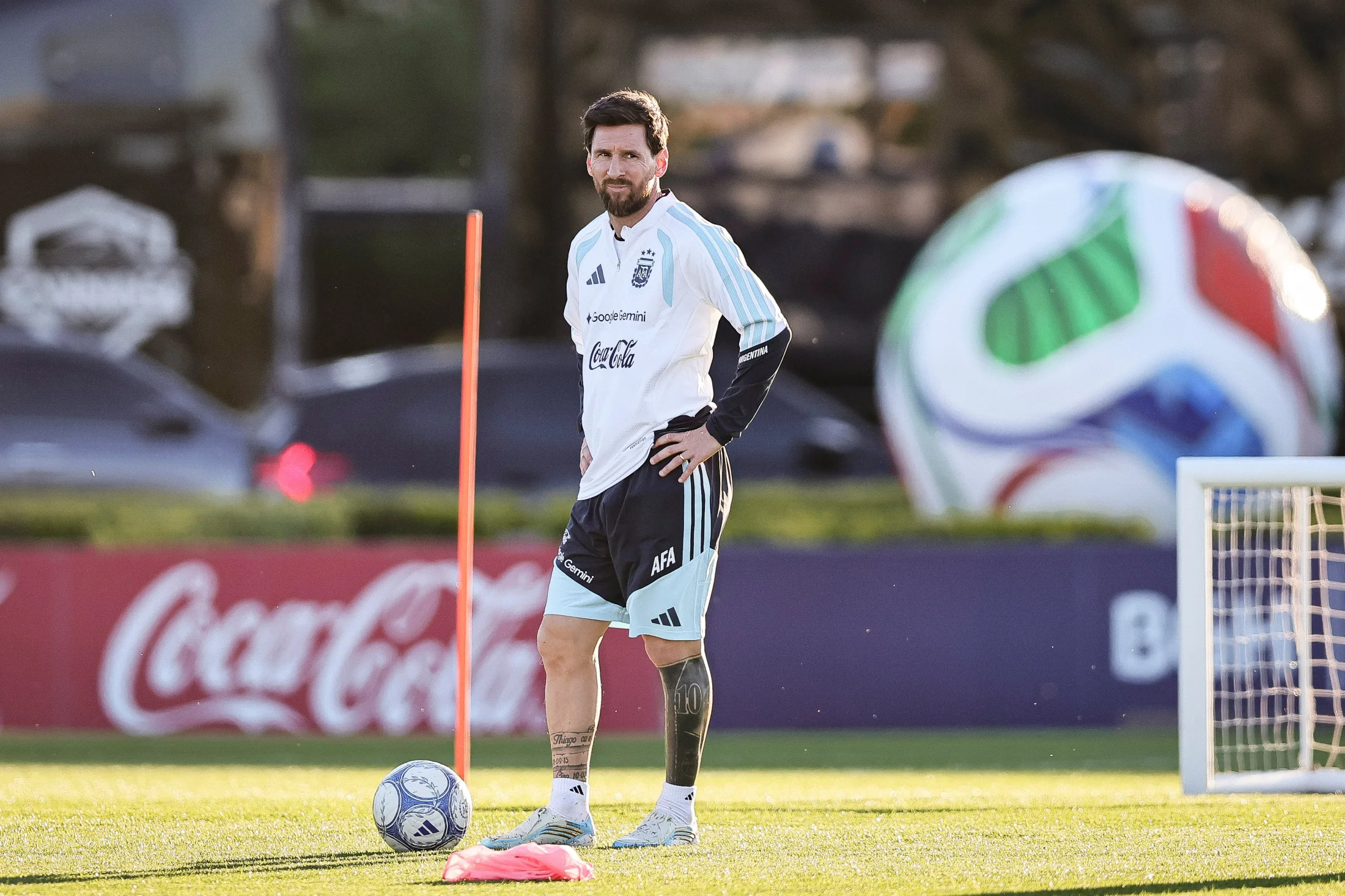 Lionel Messi, último en la fila y el de siempre con la pelota: así fue su práctica final con la selección