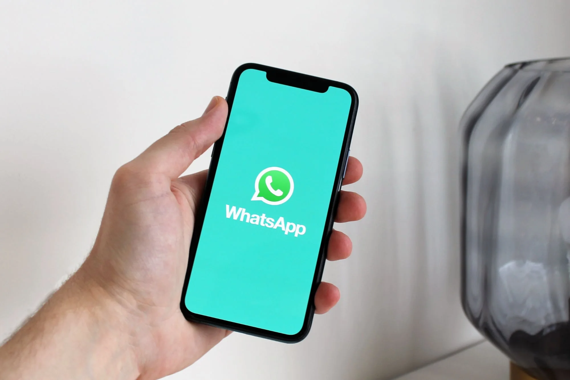 Qué dice la psicología sobre las personas que no comparten nada de su vida en los estados de WhatsApp