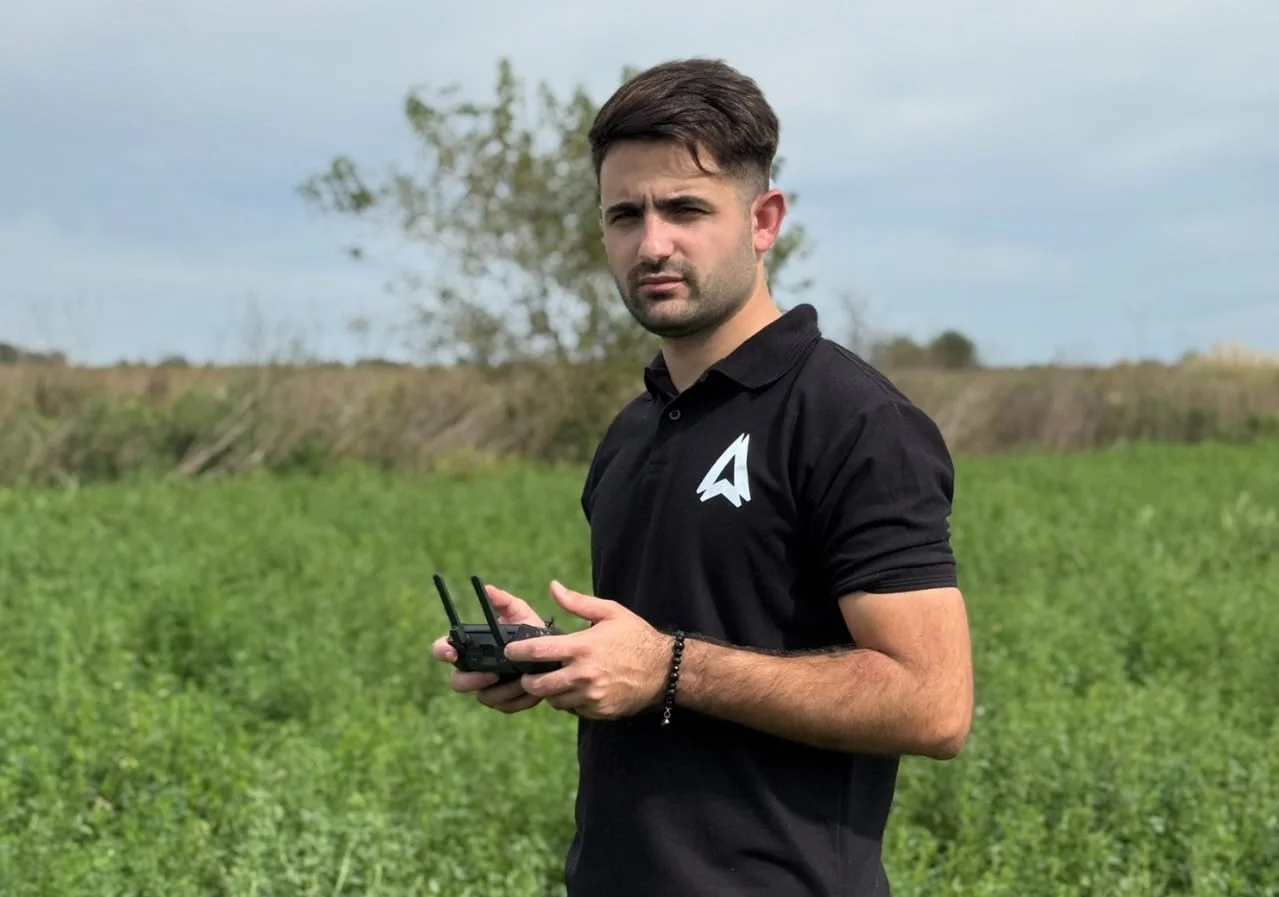 Emanuel Bravi, dueño de una empresa, 25 años. Vendió un auto, se endeudó y creó una solución que ya está en 40.000 hectáreas: “La verdad, arriesgué todo”