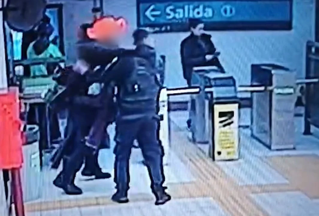 Un hombre golpeó a un policía en una estación de subte en Caballito y fue detenido